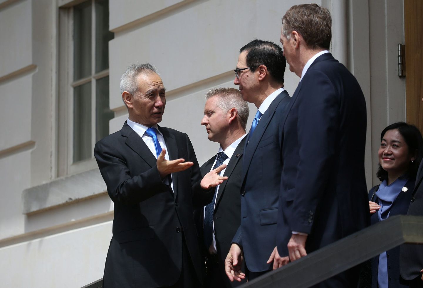 2019年2月22日，刘鹤（左）在华盛顿与时任美国贸易代表莱特希泽（Robert Lighthizer，右 ）和财长努钦（Steven Mnuchin ）磋商前一幕。(AP)
