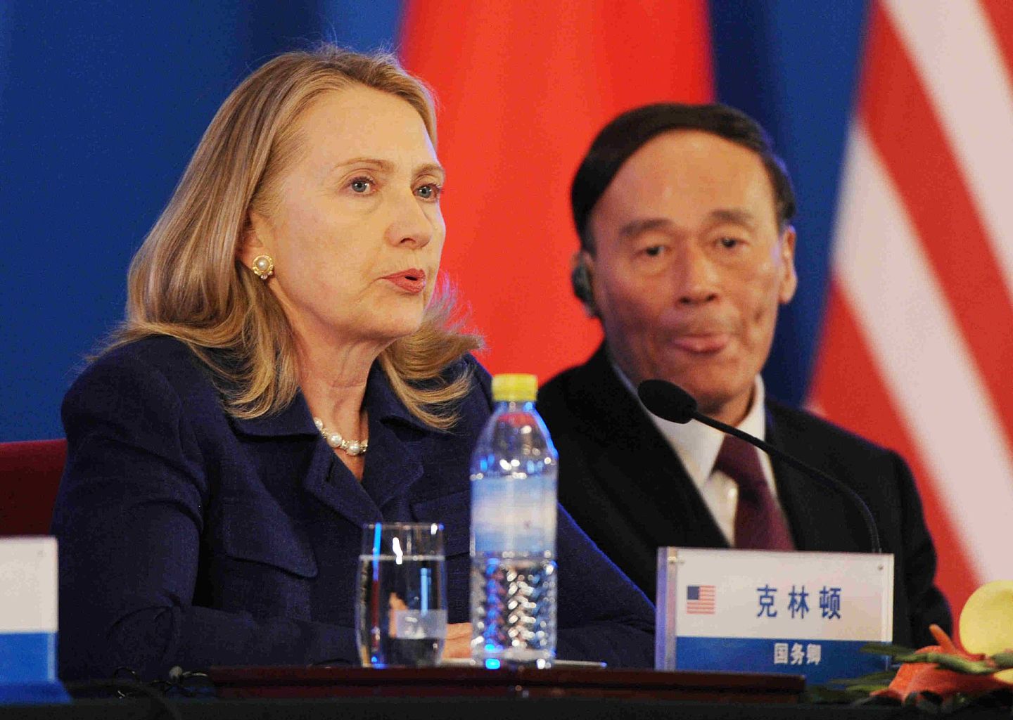 2012年5月4日，时任美国国务卿希拉里（Hillary Clinton）和时任中国副总理王岐山（右）参加美中战略与经济对话。 （AFP）