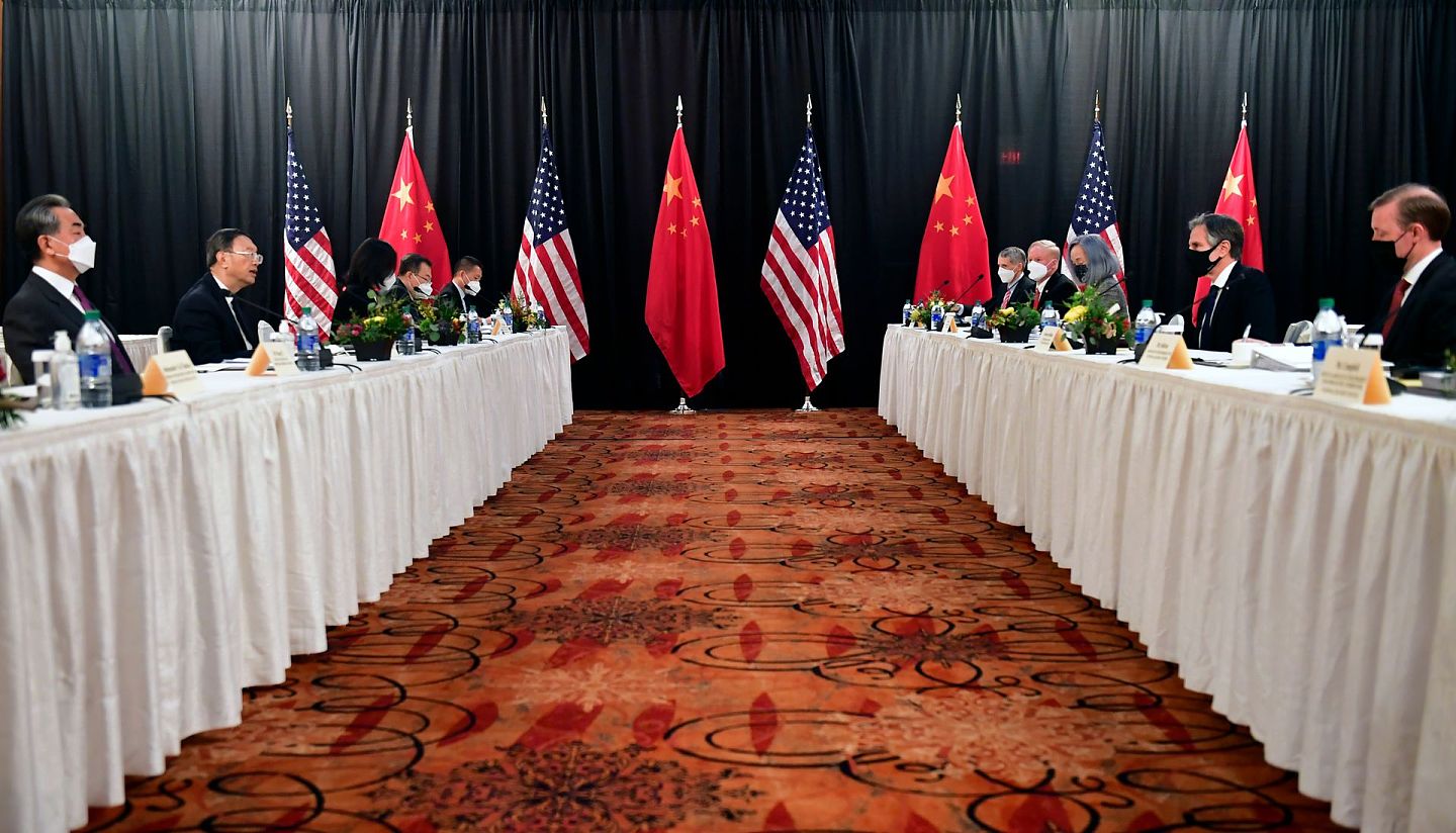 2021年3月18日至19日，中美高官在阿拉斯加举行会晤。中共中央外事工作委员会办公室主任杨洁篪（左排左二）、中国国务委员兼外长王毅（左排左一）和美国国务卿布林肯（右排右二）、国安顾问沙利文（右排右一）参会。（AP）