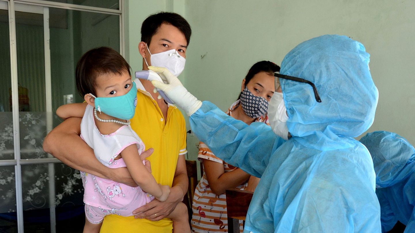 岘港等地的医务工作者已再次防护停当，深入社区监控隔离者的健康情况。（路透社）