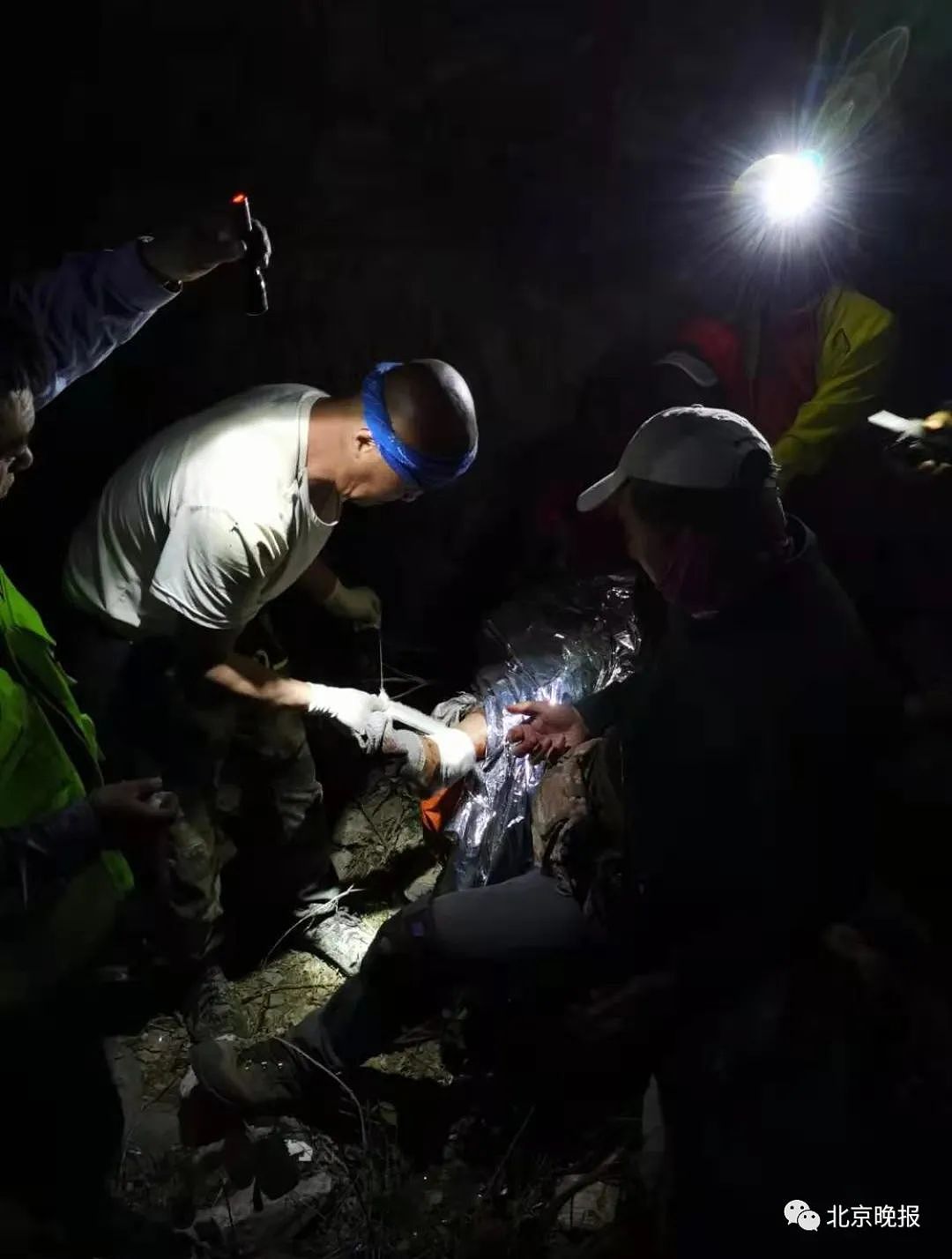 18小时救下18人，救援队断水，驴友却烧水泡茶……