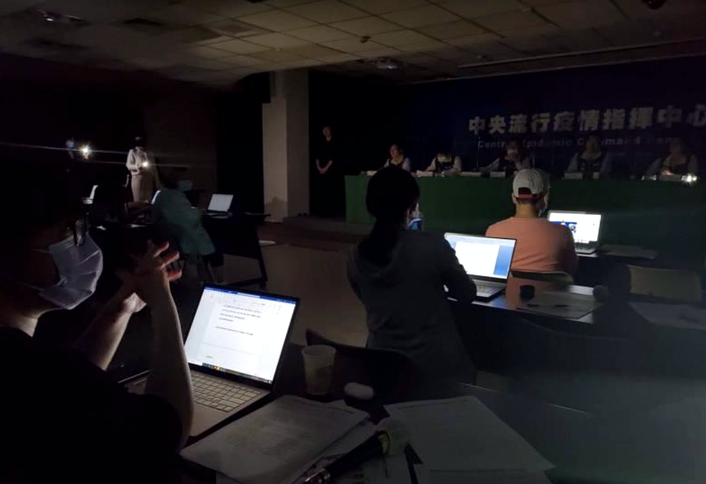 全台湾513大停电！影响逾1000万户！记者会都因没电在黑屋进行