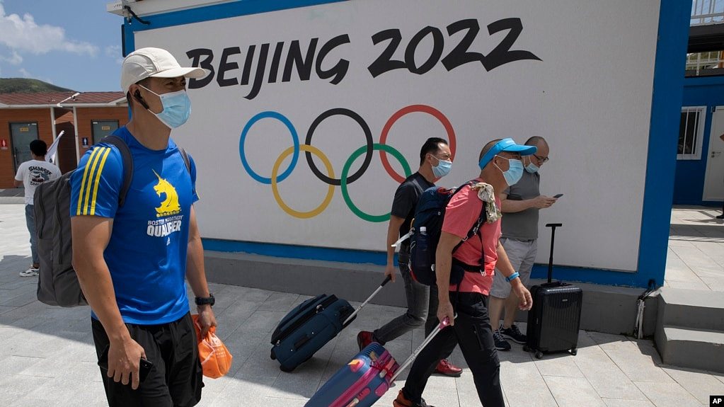 资料照片：到河北省张家口崇礼的游客走过北京2022冬季奥运会的广告牌。（2020年8月13日）