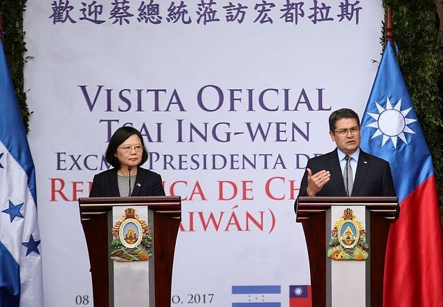 2017年1月9日，洪都拉斯总统胡安·奥兰多·埃尔南德斯（右）和到访的台湾总统蔡英文在总统府举行的新闻发布会上。