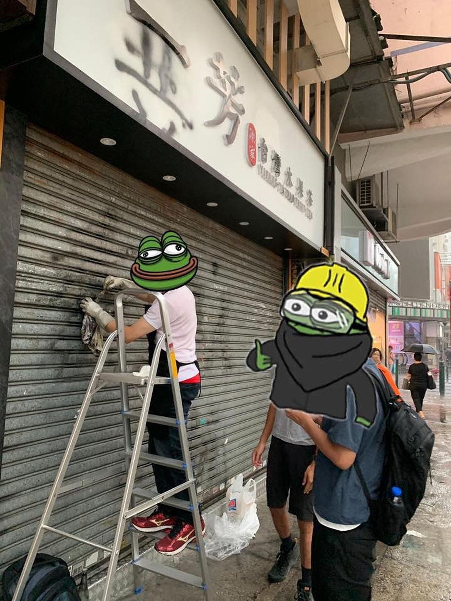 示威者一度于一芳店外涂鸦，其后又自发到一芳店外清洁。（一芳香港负责人facebook图片）