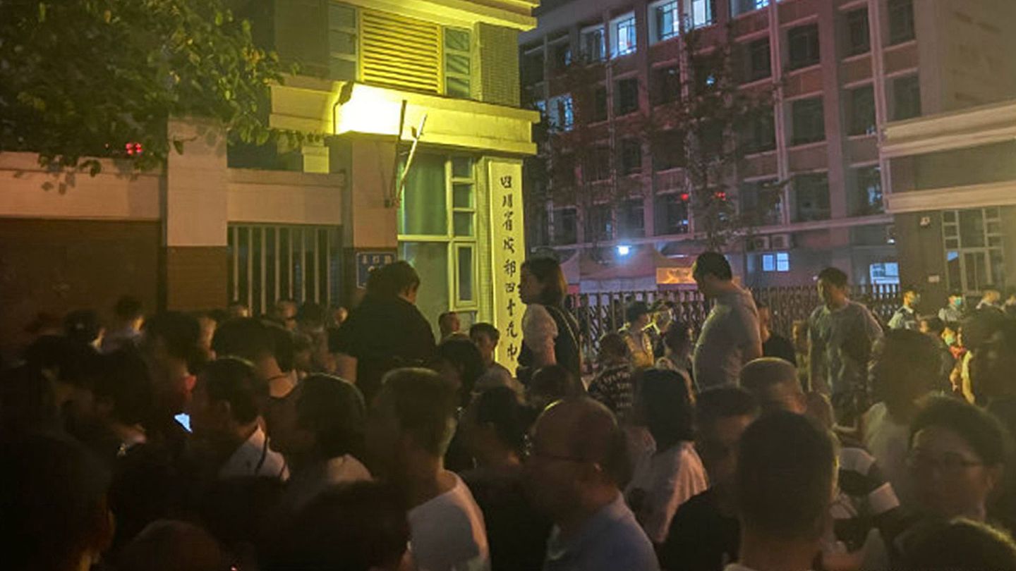 成都49中学生坠亡事件后，民众聚集在涉事学校门口。（微博@导演戎震）