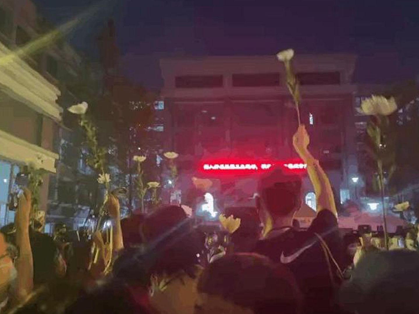 成都49中学生坠亡事件后，有民众手举白色鲜花声援。（微博@导演戎震）