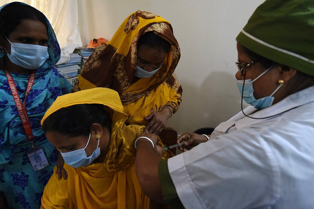 人们在孟加拉国的道拉迪亚接种疫苗。由于来自印度的供应被切断，当局最近暂停了疫苗接种登记。