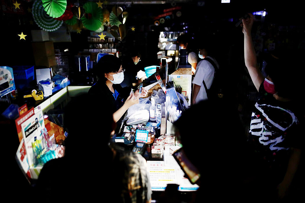 周四，台北一家停电的杂货店。
