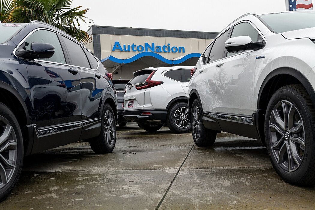 比尔·盖茨通过其瀑布投资公司拥有汽车零售商AutoNation的大量股份。