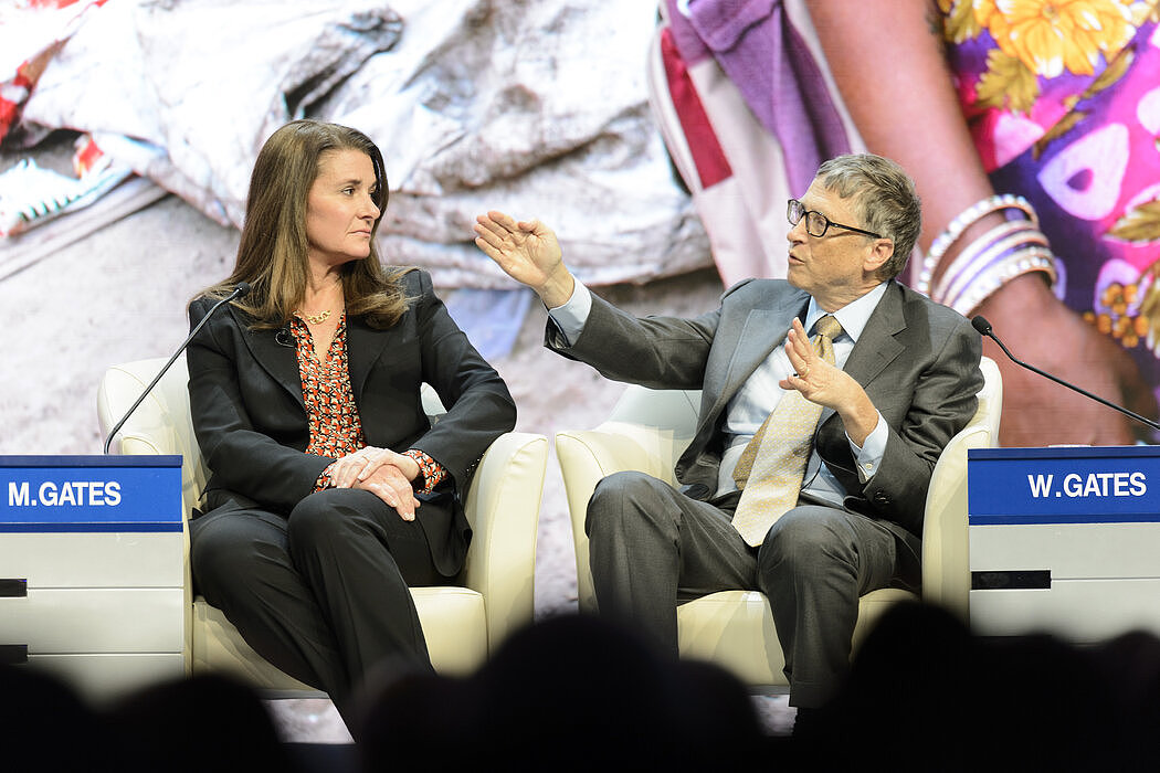 梅琳达·弗兰奇·盖茨和比尔·盖茨在2015年的达沃斯世界经济论坛的讨论会上。