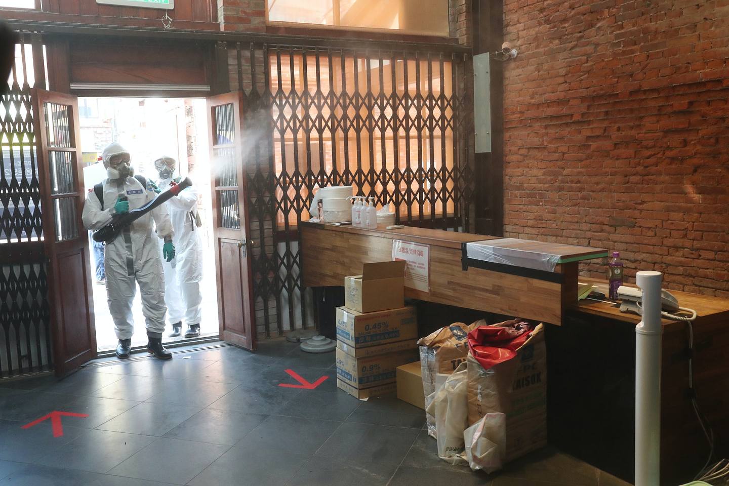 陆军化学兵15日在剥皮寮快筛站执行消毒工作。 （中央社）