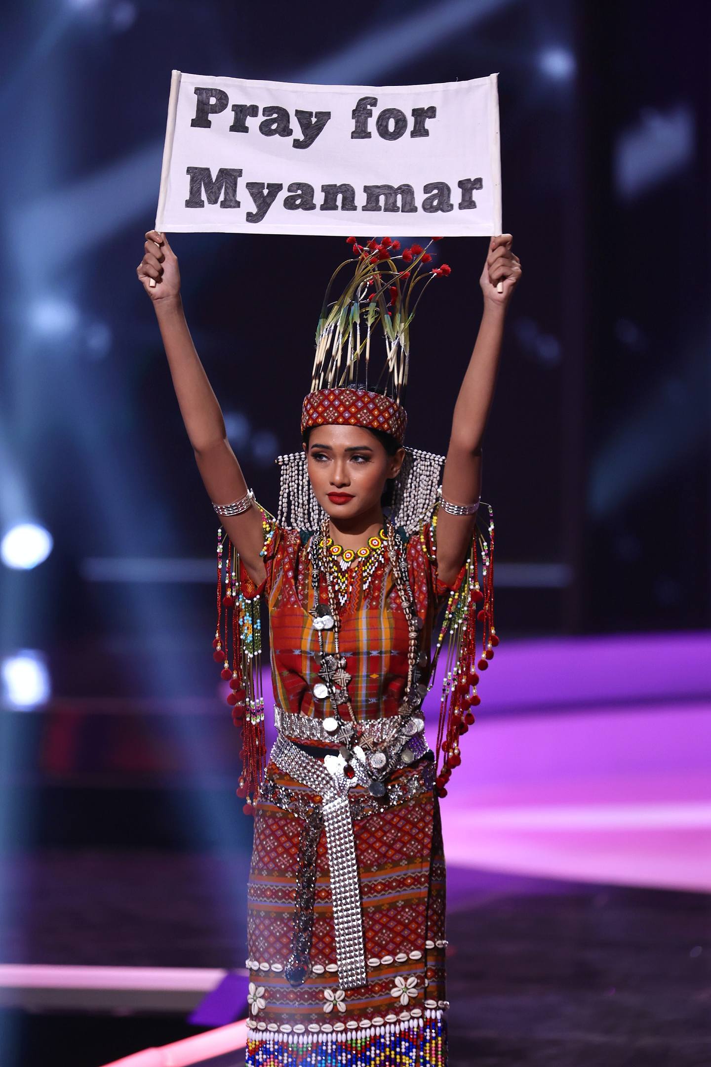 图为2021年5月13日，缅甸环球小姐Ma Thuzar Wint Lwin于美国出席环球小姐选美大赛的民族服装环节。 （Getty Images）