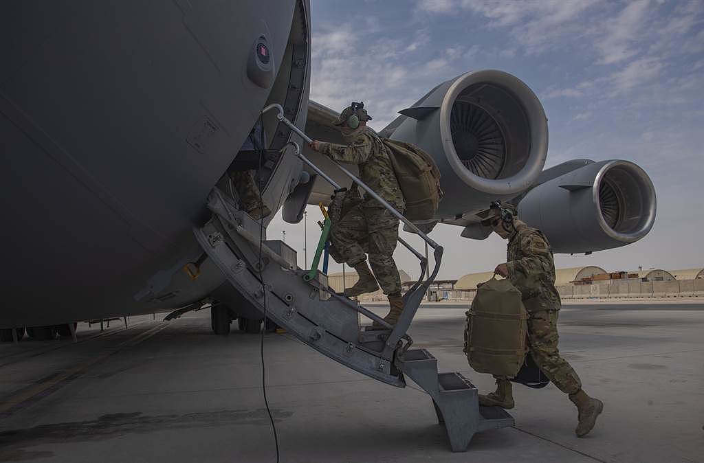 CNN指出，虽然北京能在美军撤离后增强于阿富汗的影响力，但又担心当地成为恐怖组织的温床。 图为美C-17运输机空勤人员登机，准备支援于阿富汗的撤军行动。 （图／DVIDS）