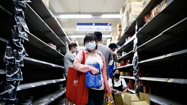 台北市民到超级市场抢购日用品。