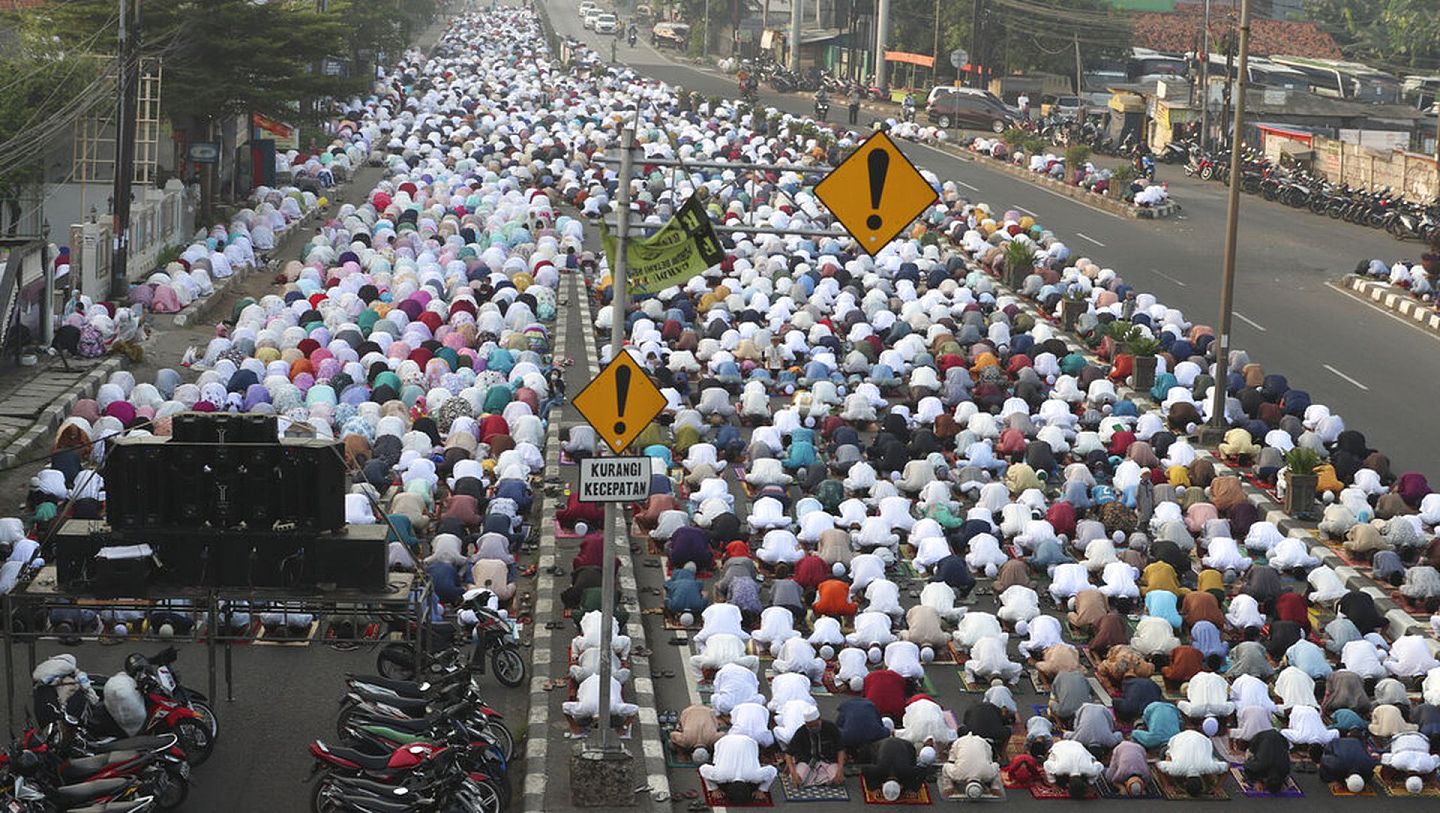 5月12日，穆斯林开斋节开始，印度民众上街朝圣。当局警告，开斋节假期可能导致新冠病例回升。（AP）