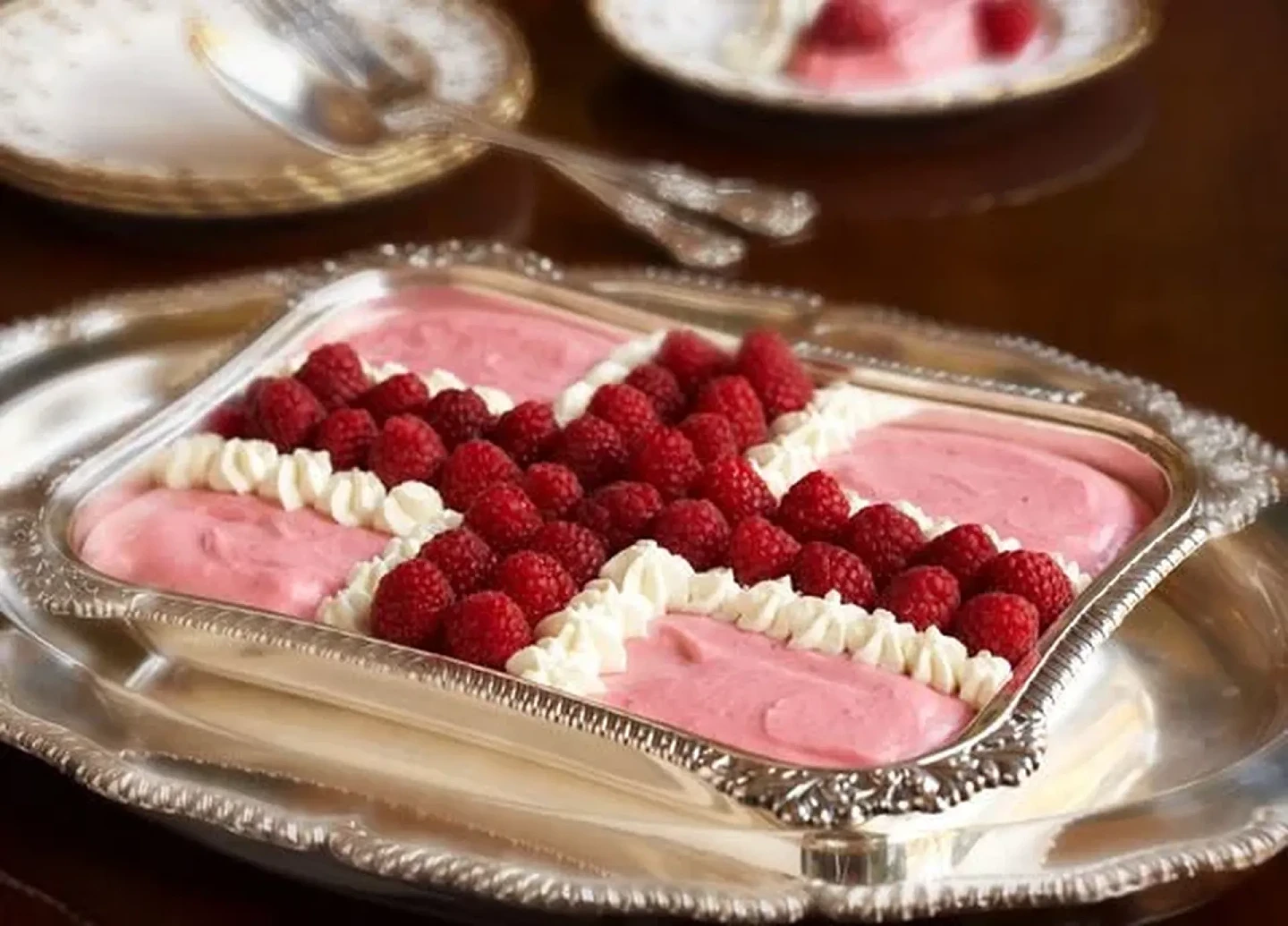 女王最喜欢的甜点“弗兰布罗伊斯圣乔治”造型似英国国旗。（《每日快报》报道截图）