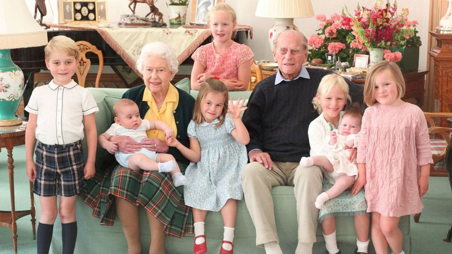 女王和菲利普亲王（Prince Philip）与他们的七个曾孙。他们（从左到右）是：乔治王子（Prince George）、路易王子（Prince Louis）、萨凡纳·菲利普斯（Savannah Phillips，后排）、夏洛特公主（Princess Charlotte）、抱着莉娜（Lena Tindall）的艾拉（Isla Phillips）和米娅（Mia Tindall）。（Twitter@RoyalFamily）