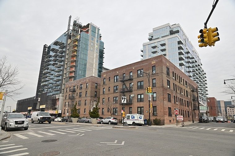法拉盛部份住宅单位呎价已升逾1,000美元，媲美市中心曼哈顿。 鲁亦明摄