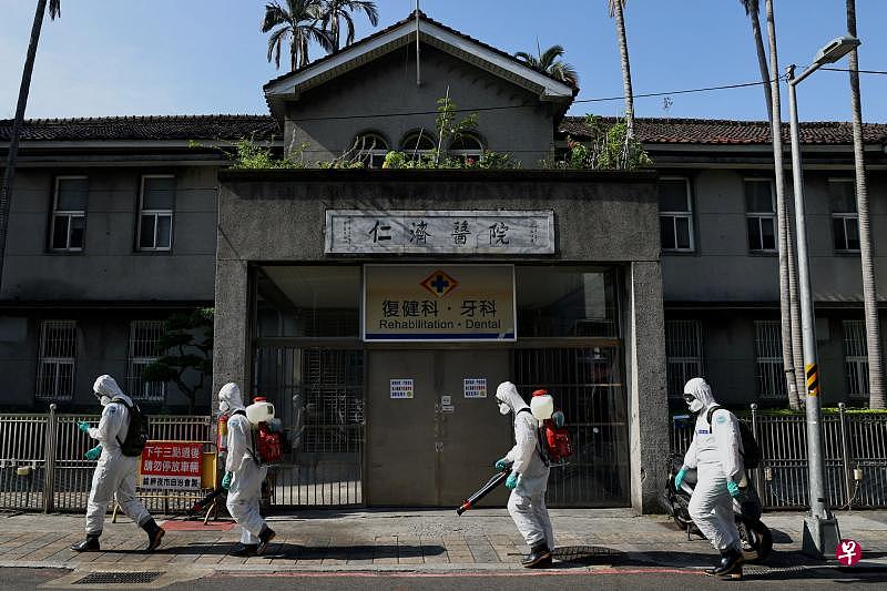 台湾士兵今天在出现本土病例的台北万华区进行消毒工作。（路透社）