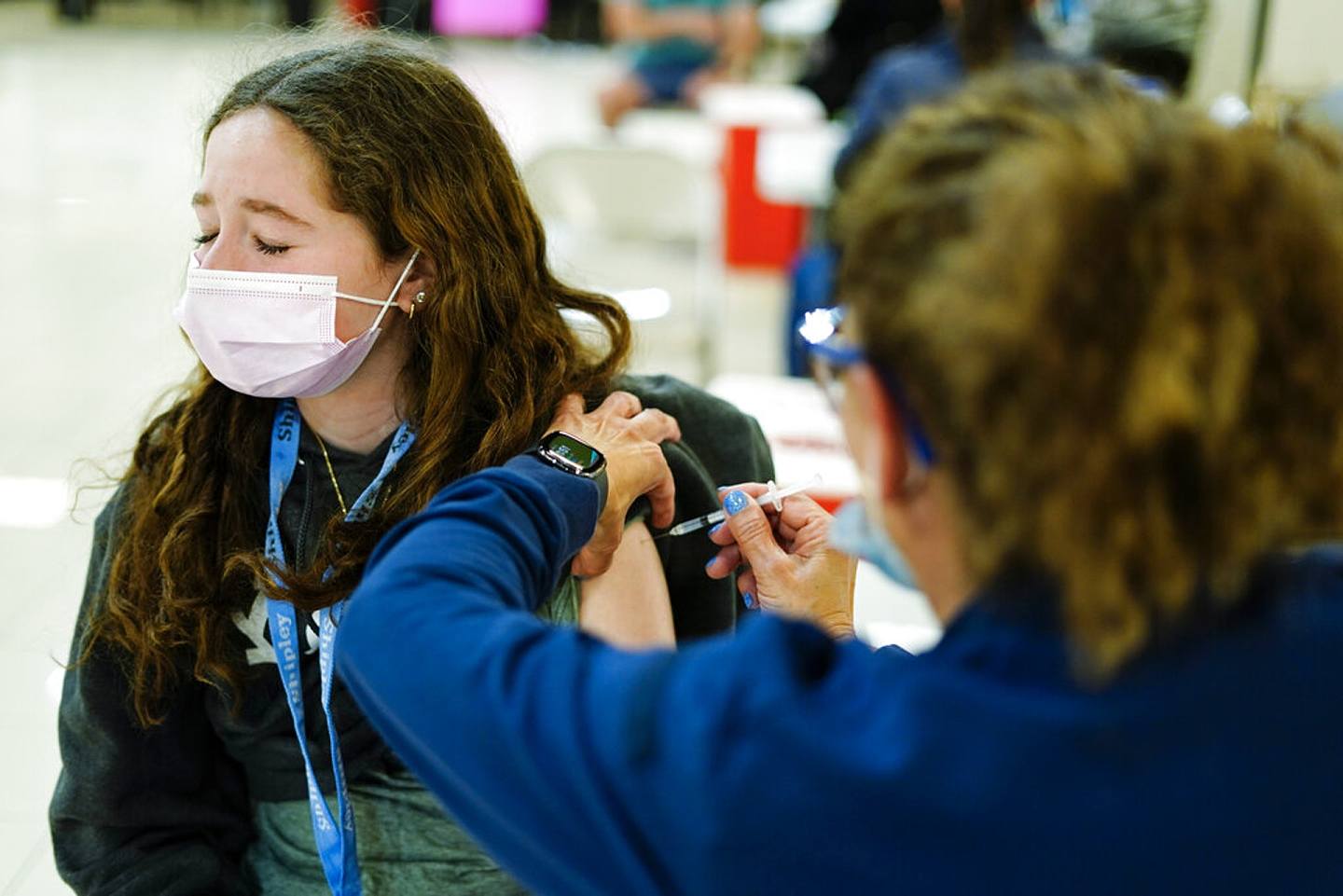 美国新冠肺炎疫情：图为5月12日，现年14岁的少女在宾夕法尼亚州接种辉瑞疫苗。 （AP）