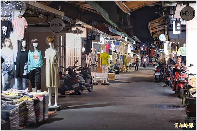 台北防疫警戒升级，台媒：市民“自动封城”，街头空荡荡