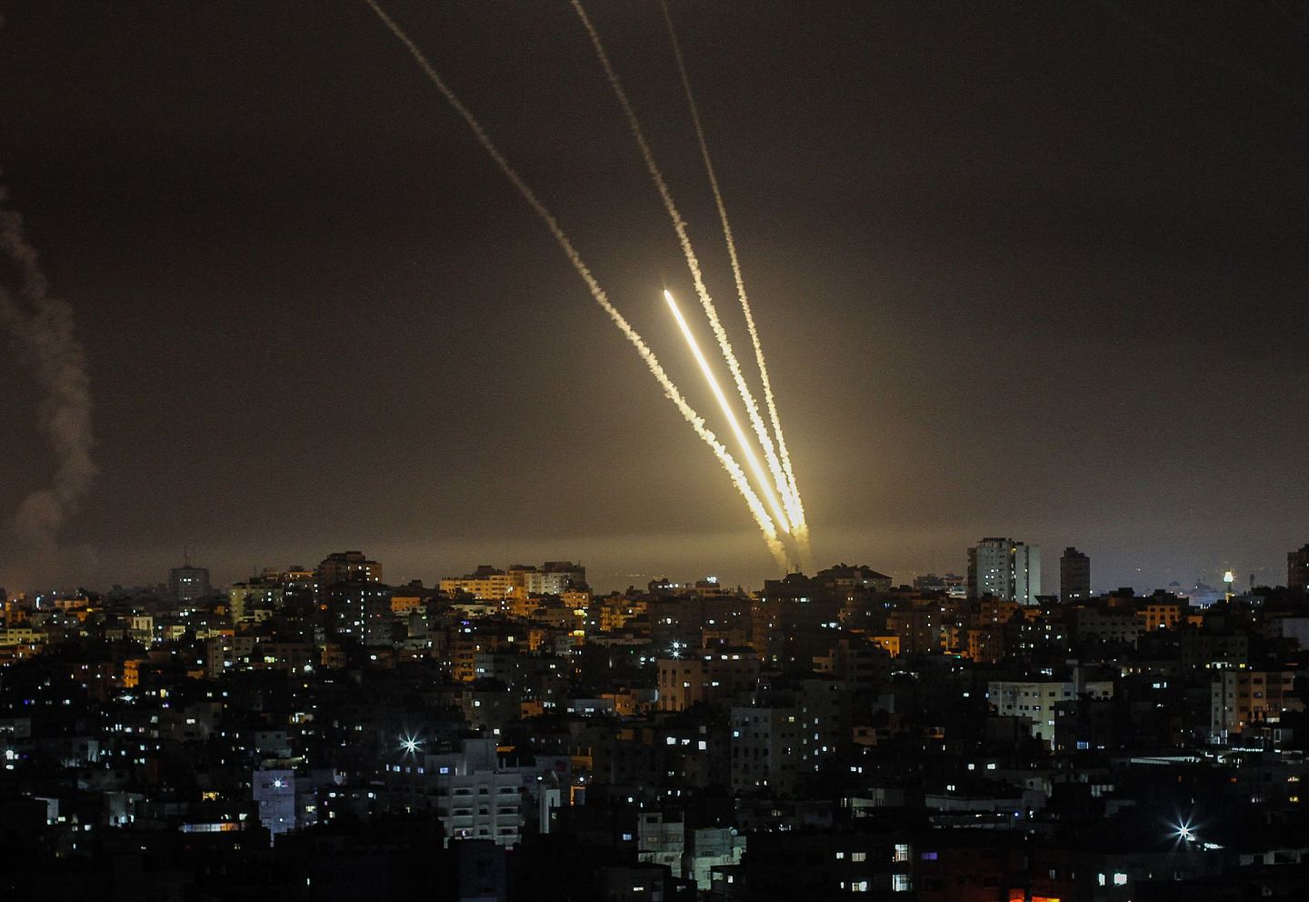 2021年5月12日，从加沙地带向以色列境内发射的火箭弹划破夜空。（新华社）