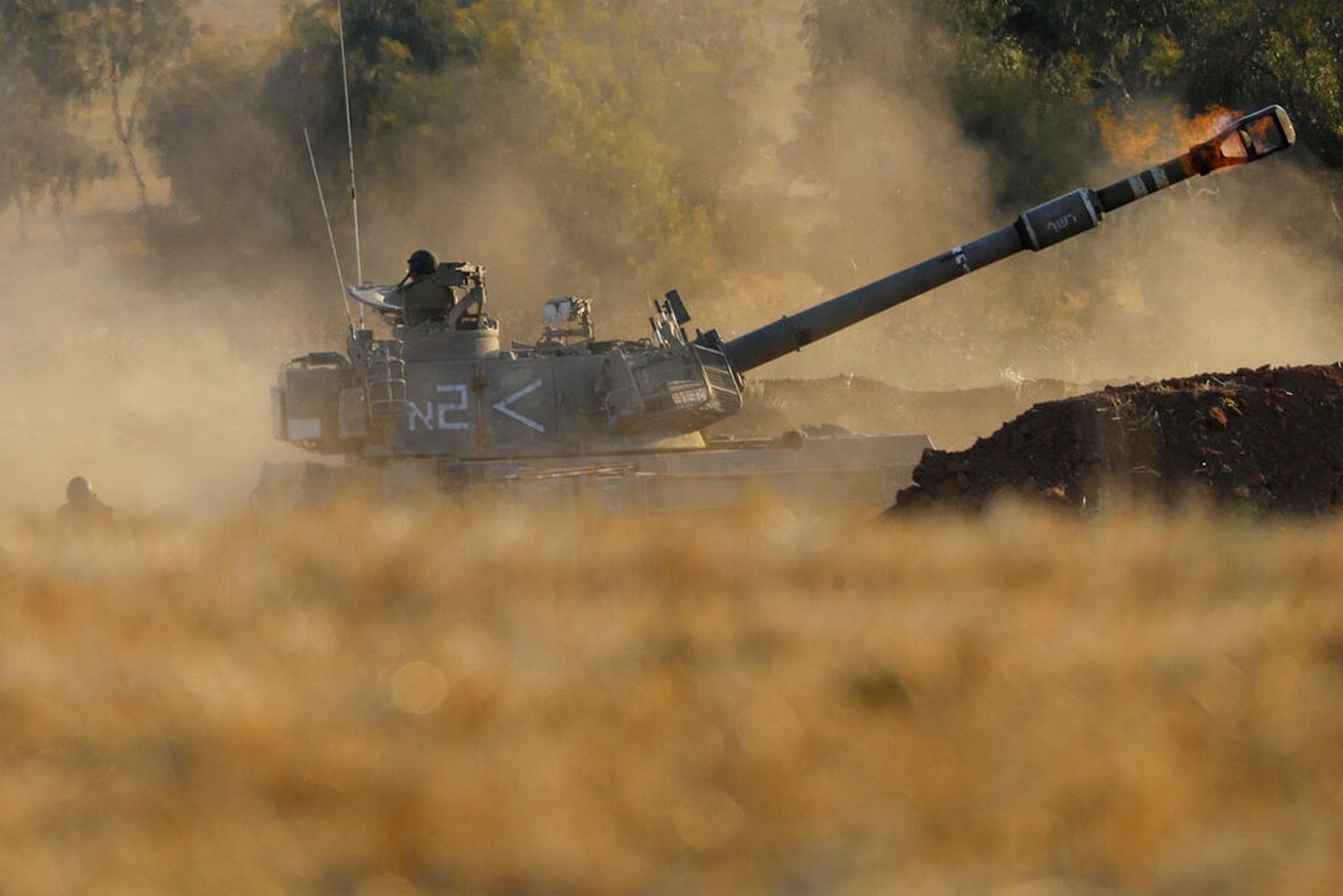 5月13日，以色列一辆坦克在加沙边境，向加沙地带的目标开炮。（AP）