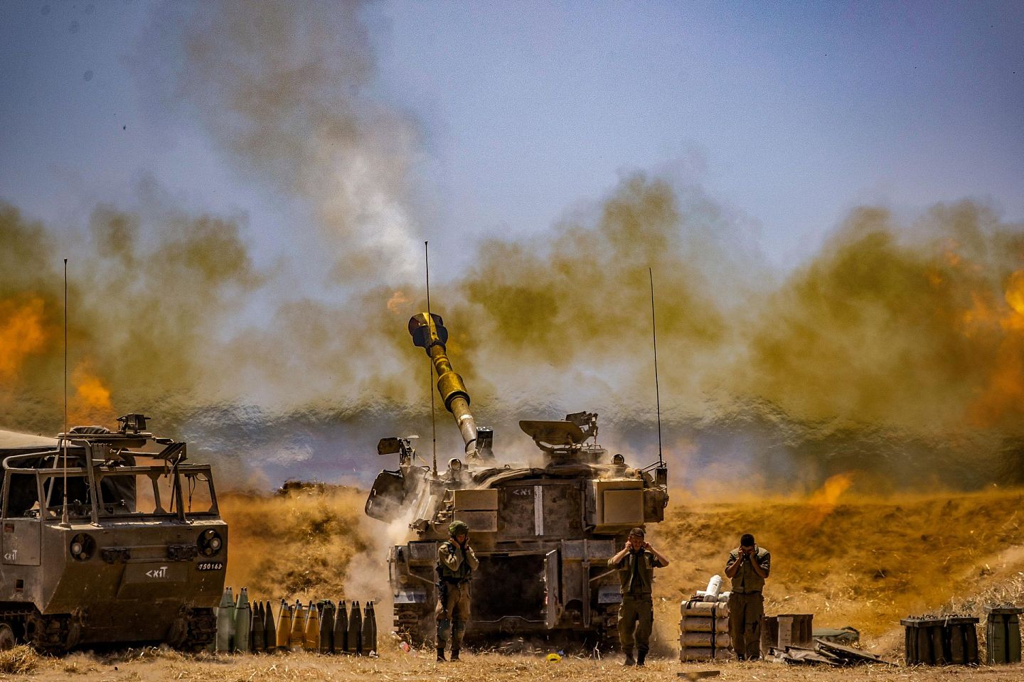 5月12日，以色列炮兵在以色列南部城市斯代罗特向加沙地带目标射击。（新华社）