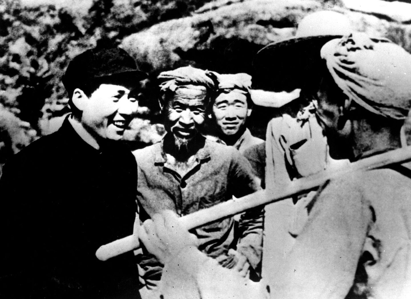 1937年，毛泽东与农民友好交谈。（Getty）