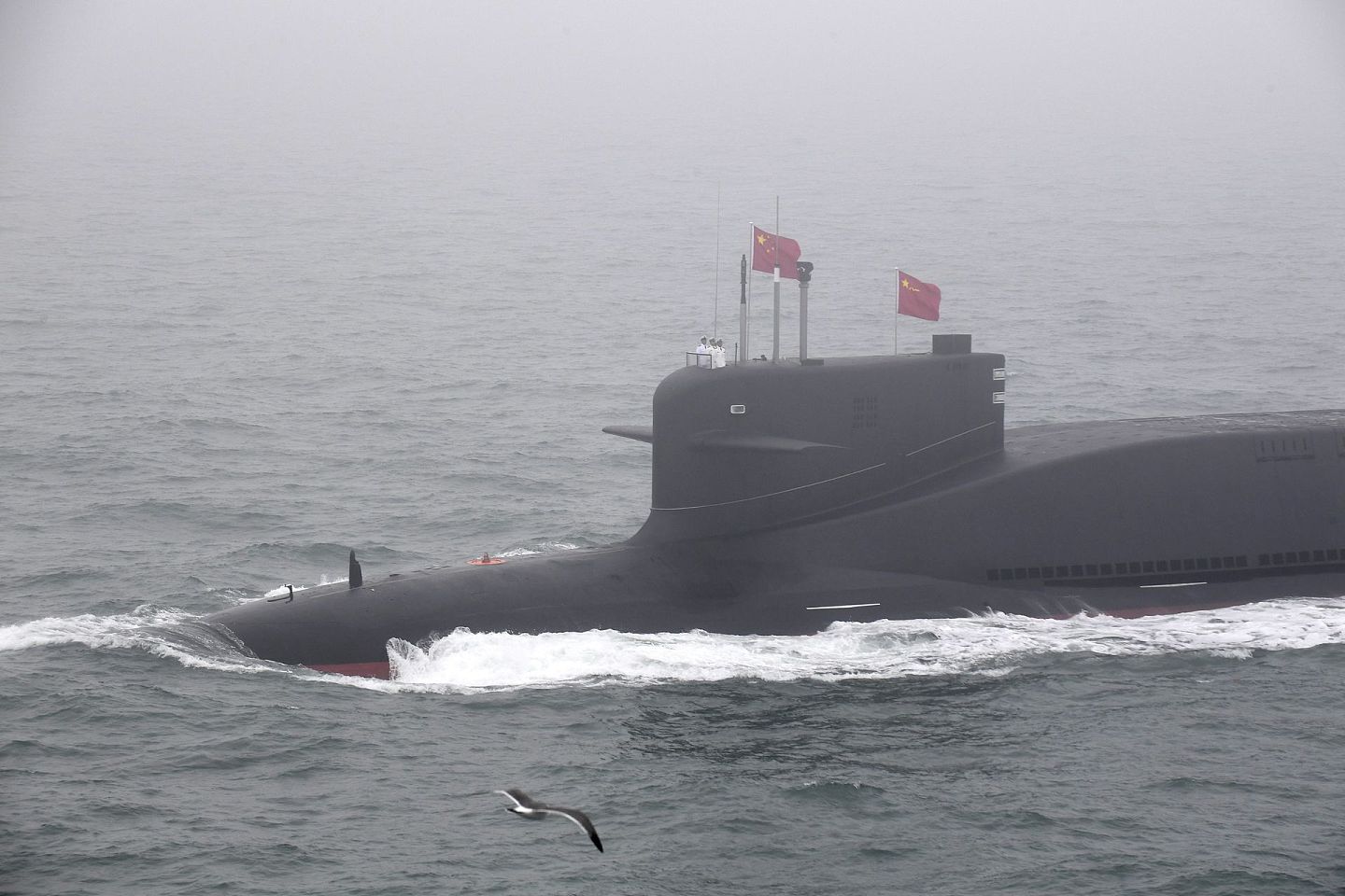 在2019年4月23日中国海军成立70周年海上阅兵活动里，中国一艘某新型核潜艇在浓雾里接受检阅。（新华社）