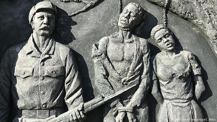 Namibia Windhuk | Denkmal zur Erinnerung an den Völkermord an den Herero und Nama