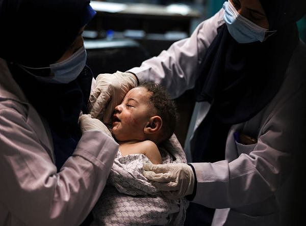 人间惨剧！加沙难民营11人聚餐10人死亡，只剩一5个月大婴儿……