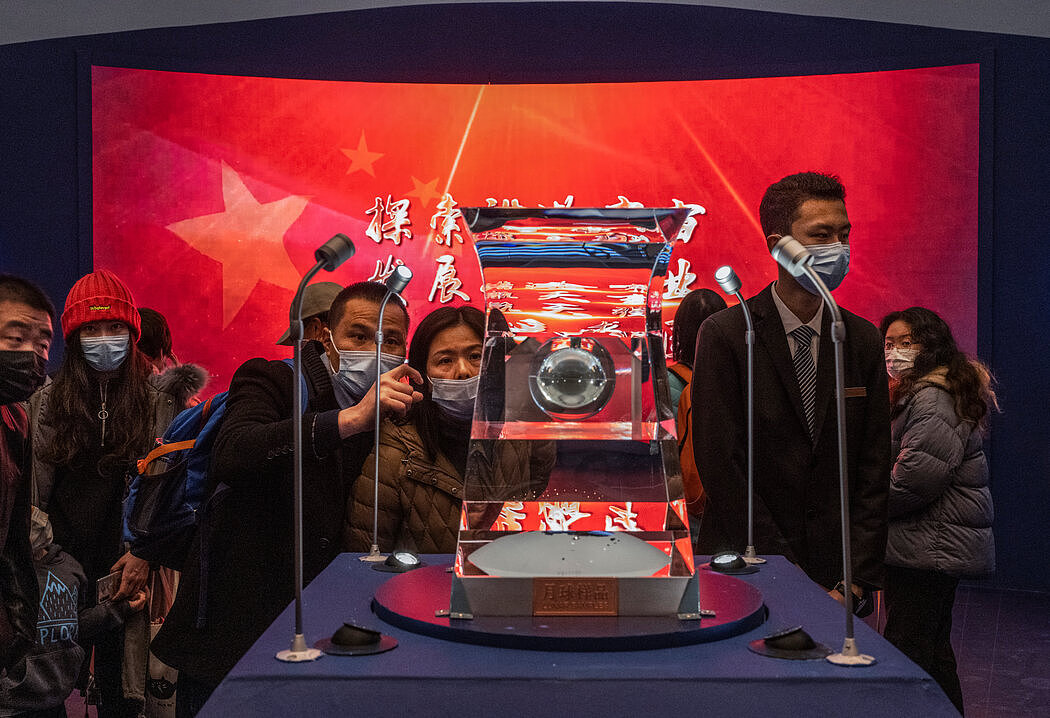 3月，中国探测器采集的月球样本在北京的中国国家博物馆展出。