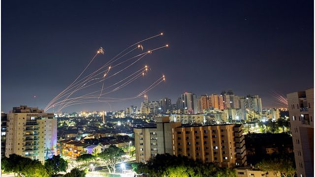 以色列的防空系统拦截了大部分火箭。