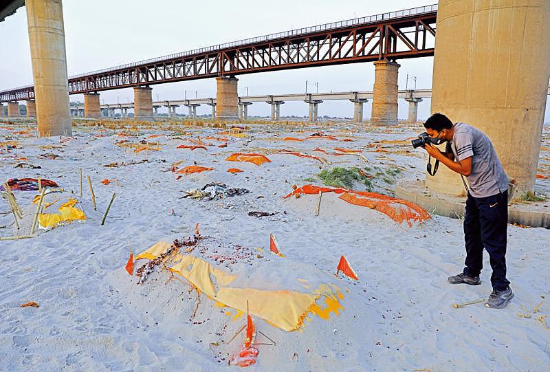 印度恒河岸边惊现两千具尸体 或与新冠肺炎有关