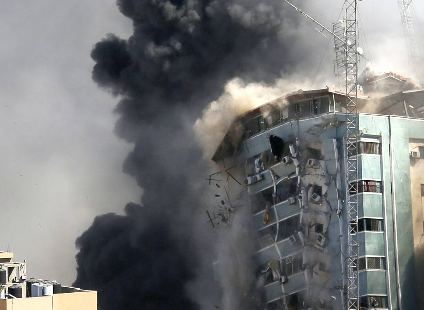 以巴冲突：图为5月15日，以色列军队炸毁加沙一栋大楼，令它倒塌。 这栋大楼是数家国际传媒的办公室所在地。 （AP）