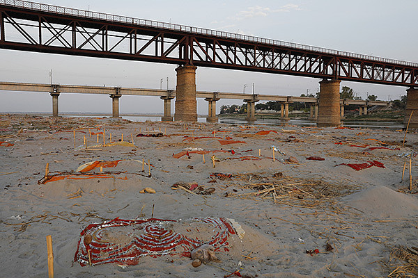 恒河已打捞出上千具浮尸，印度官员：与新冠无关，系河葬习俗