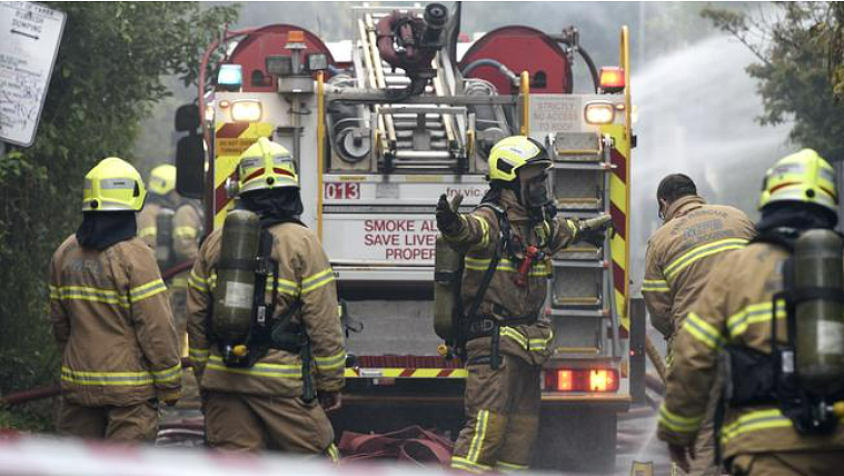 墨尔本内城区房屋发大火，一人送医，警方正指挥交通（组图） - 2