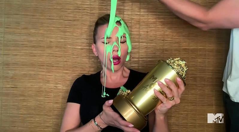 思嘉莉约翰森在家中领取MTV世代特别奖，却被老公倒了一头绿液。 图／摘自MTV