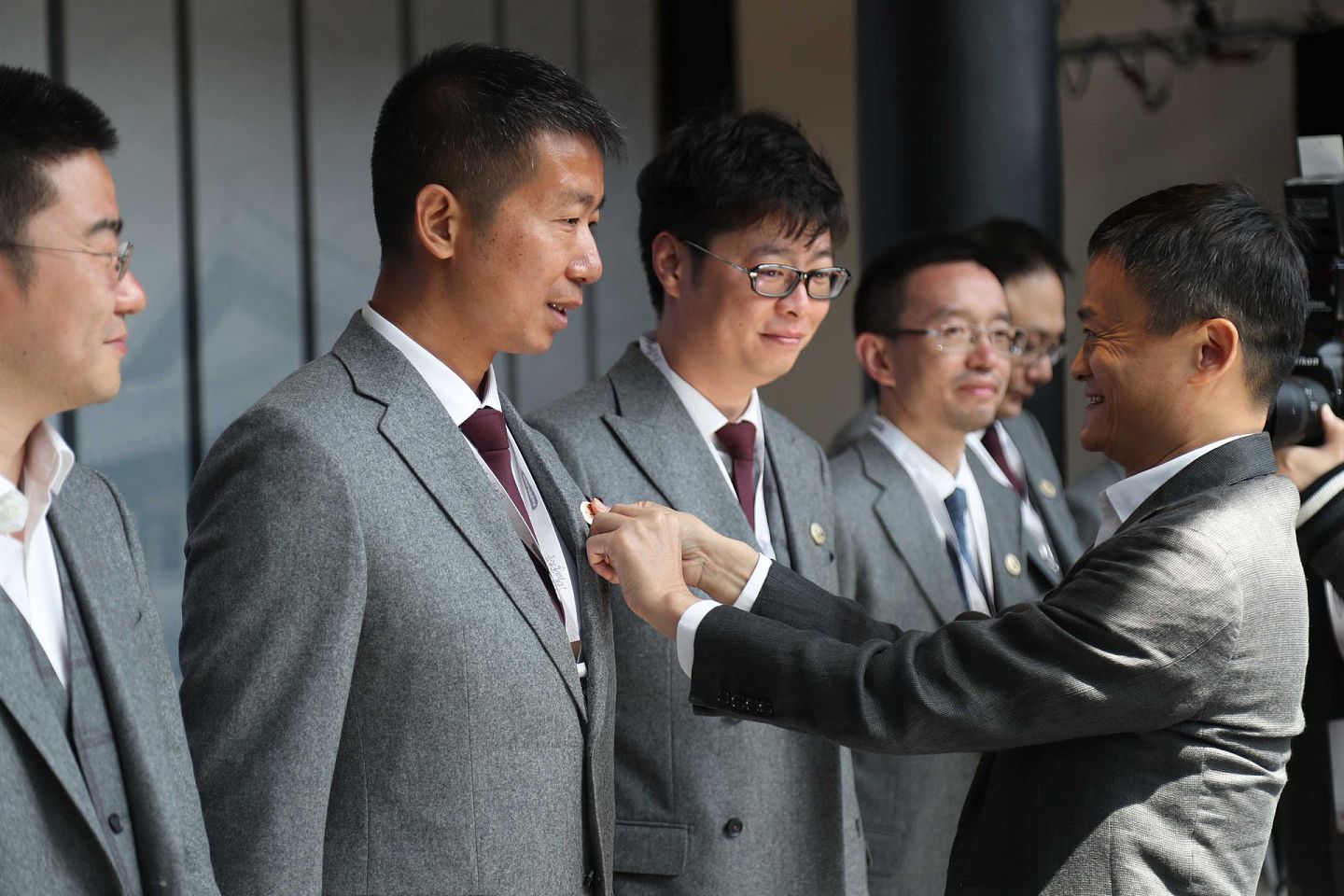 2017年03月27日，浙江省杭州市，湖畔大学第三届开学典礼在杭州举行，马云为44名新学员授校徽。（视觉中国）
