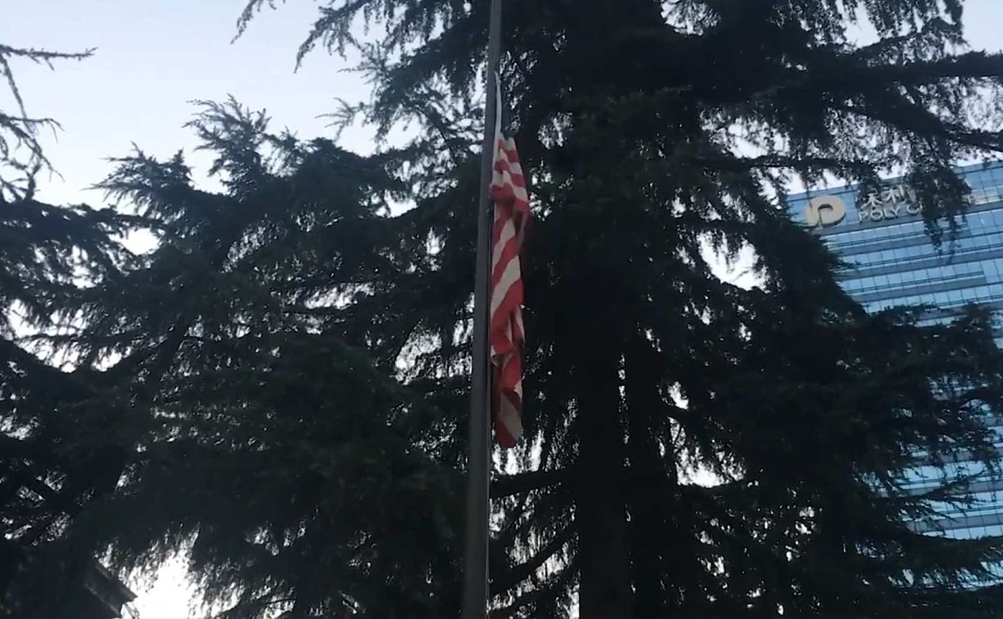 2020年7月27日，美国驻华大使馆官方微博发布美国驻成都总领馆降旗视频。（微博@美国驻华大使馆视频截图）