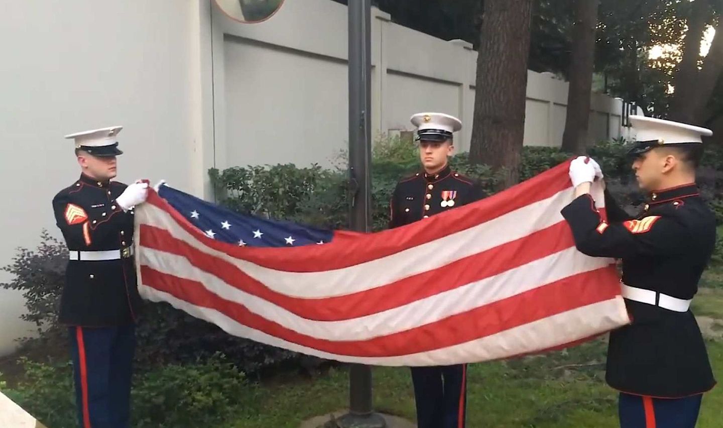 美国驻华大使馆官方微博发布的美国驻成都总领馆降旗视频画面。（微博@美国驻华大使馆视频截图）