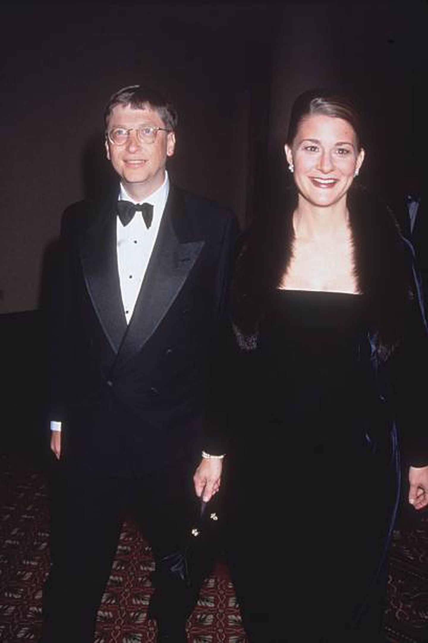 大约在1998年，比尔 · 盖茨和妻子梅琳达身着正装出席活动。（Getty）
