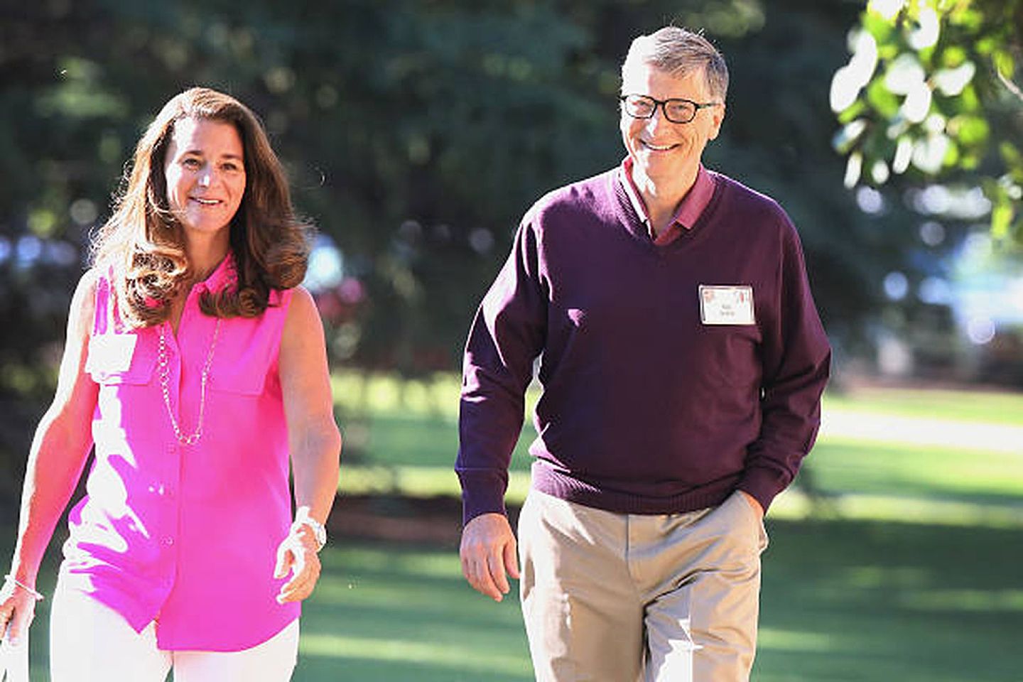 人前是“好丈夫”的比尔·盖茨，其丑闻随着离婚而不断被曝光。图为2014年7月10日，在爱达华州太阳谷举行的艾伦公司太阳谷会议上，比尔·盖茨与妻子梅琳达一起散步。（Getty）
