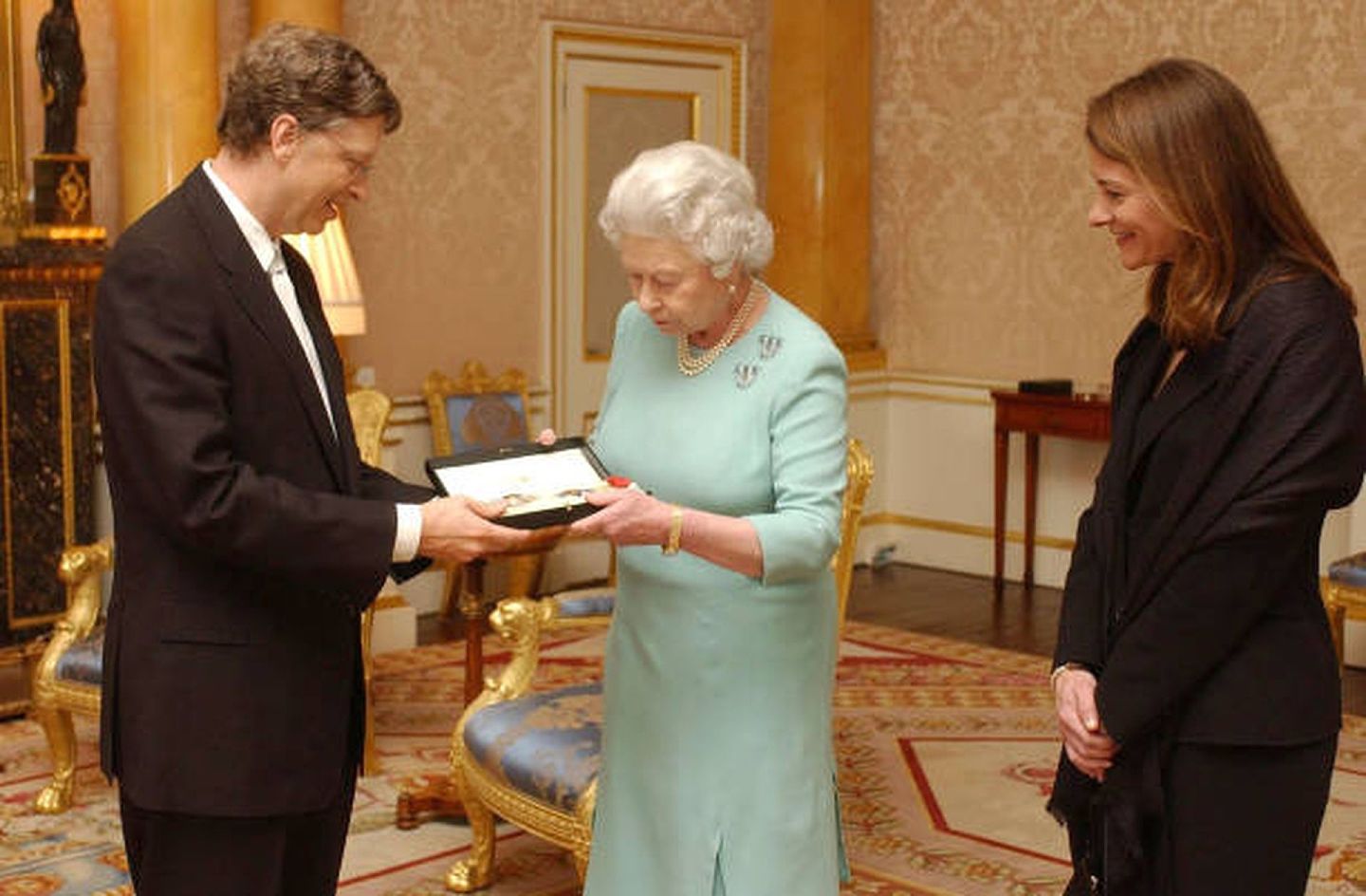 2005年3月2日，英国女王伊丽莎白二世（Queen Elizabeth II）在伦敦白金汉宫授予比尔·盖茨荣誉爵士头衔。（Getty）