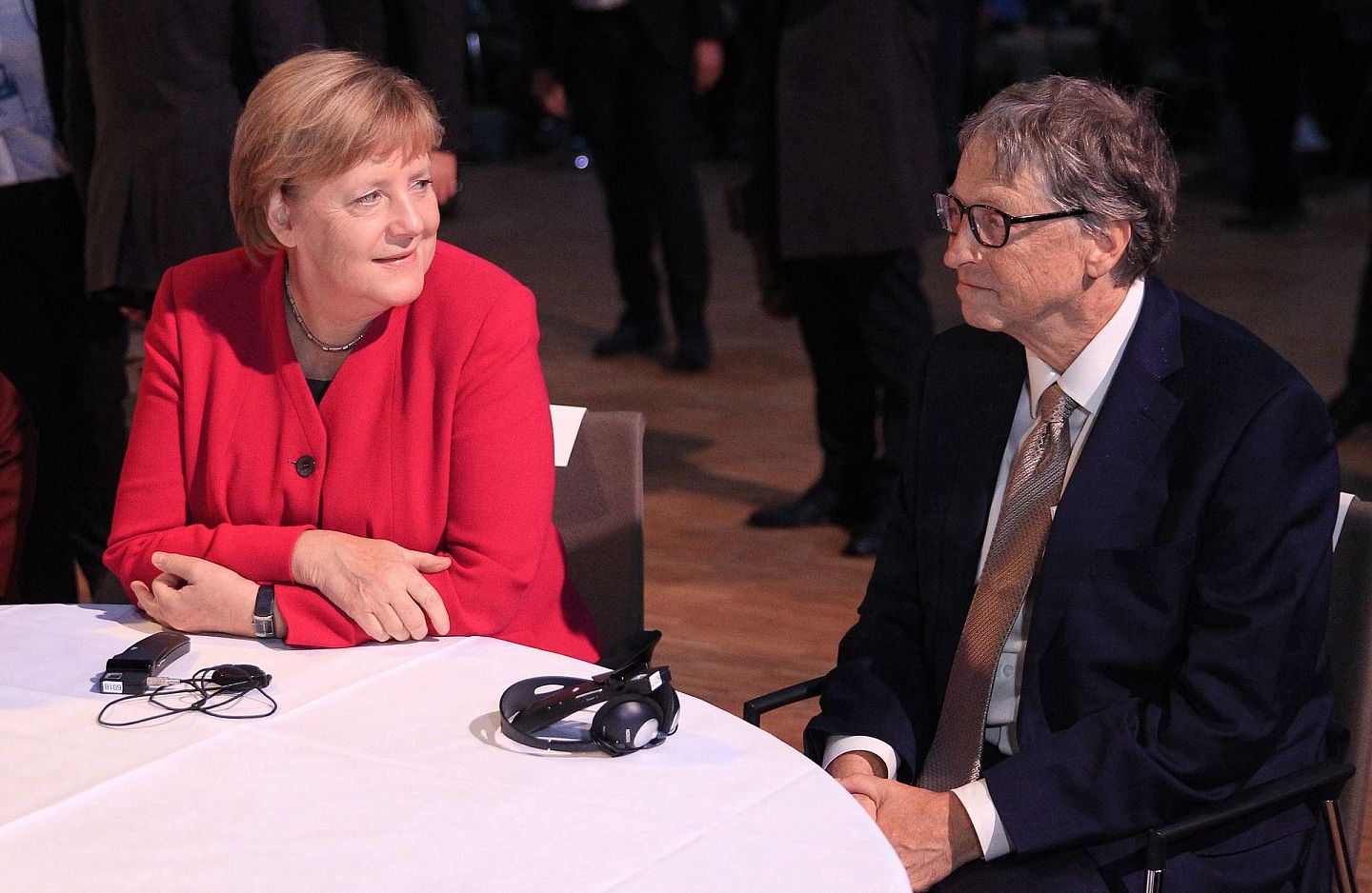 2018年10月16日，德国柏林，德国总理默克尔与比尔·盖茨等出席第10届世界卫生峰会。 (Getty)