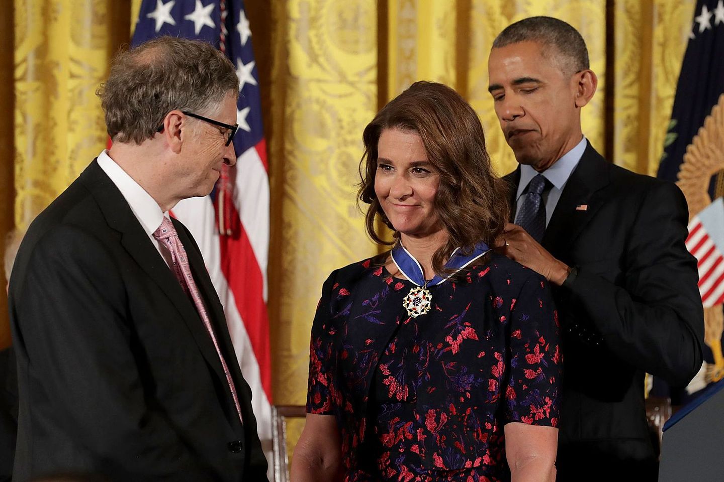 2016年11月23日，美国华盛顿，时任美国总统奥巴马（Barack Obama）向梅琳达授予总统自由勋章奖，比尔·盖茨站在一旁。（Getty Images)