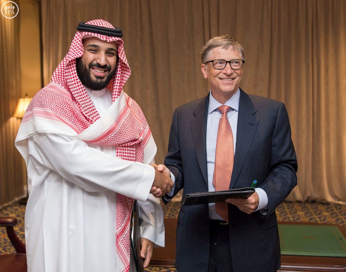 2016年6月26日，美国纽约，沙特阿拉伯王储穆罕默德·本·萨勒曼（Mohammed bin Salman）会见比尔·盖茨。（VCG）