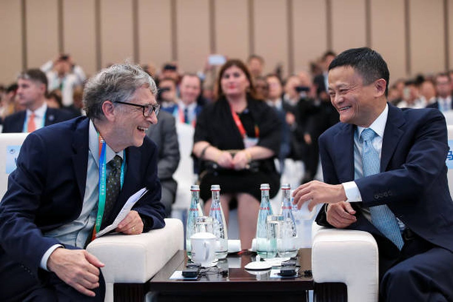 2018年11月5日，在中国国家会展中心举行的中国国际进口博览会虹桥国际经贸论坛开幕式上，比尔·盖茨与中国富商马云进行了对话。（Getty）